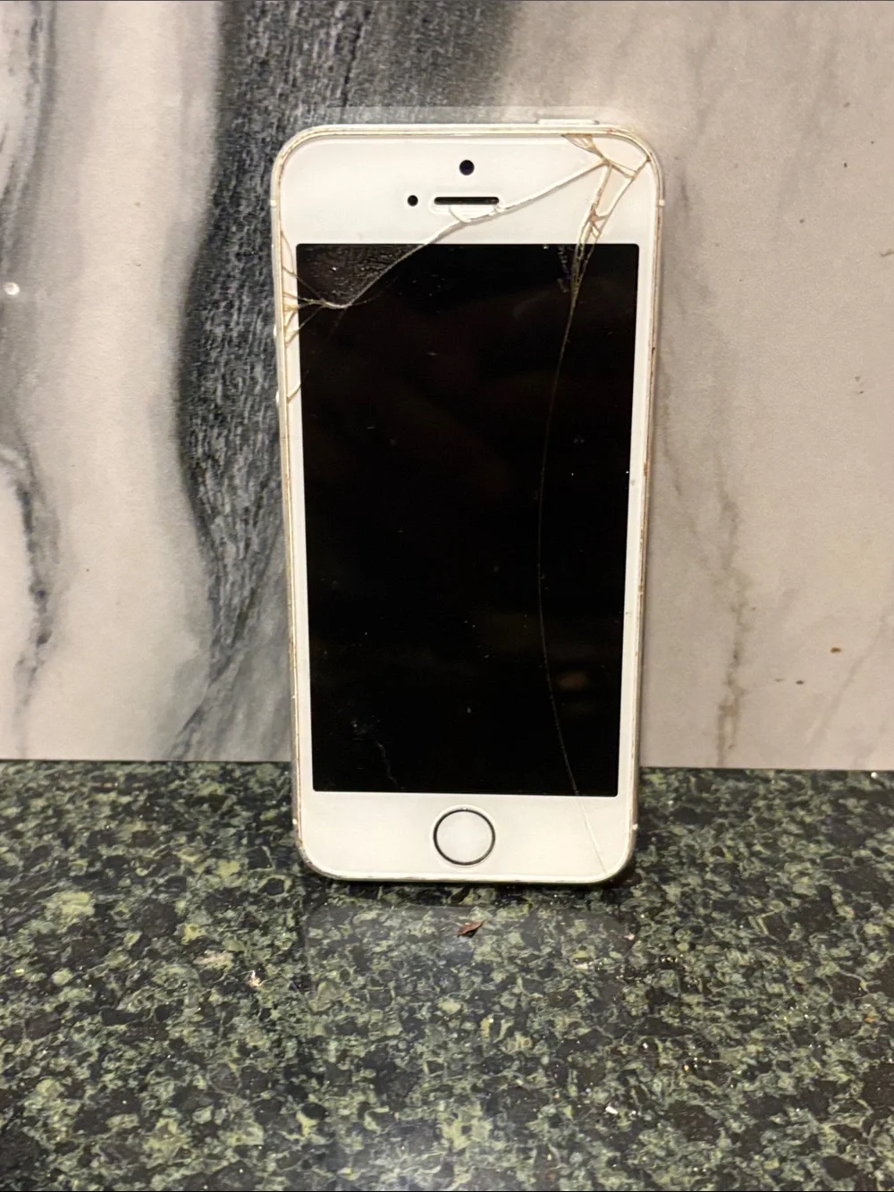 Apple iPhone 5 White and Black Front Smartphone BROKEN PARTS OR REPAIR